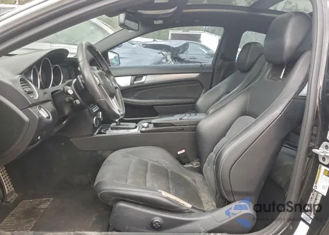 2015 Mercedes-Benz C 250 z USA, uszkodzony, nr VIN WDDGJ4HB5FG364574